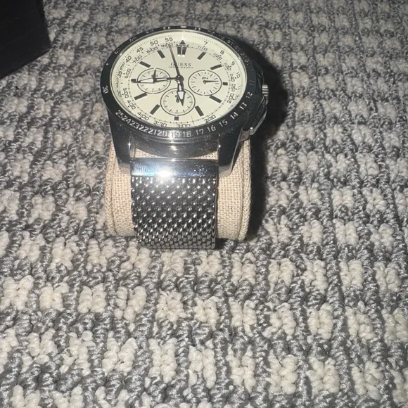 NWHT MEN GUESS WATCH - Picture 3 of 5